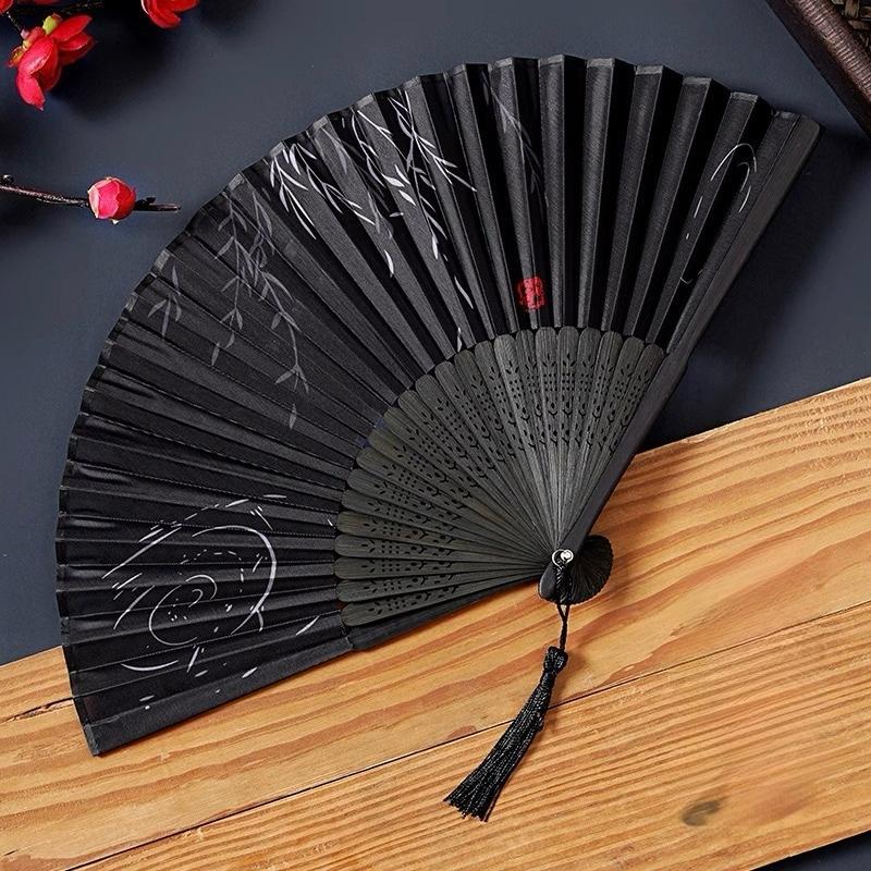 Abanico de seda negro con bambú