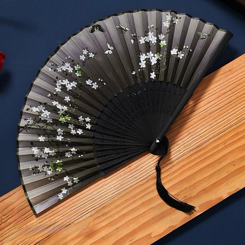 Abanico de seda negro con flores blancas y mariposas